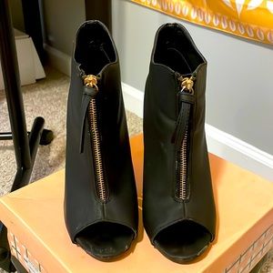 Wild Diva Lounge, size 7, black nubuck ankle heels